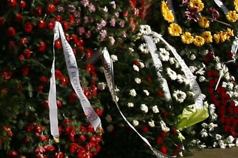 Orașul din România care va interzice COROANELE de flori în cimitire. Amenzi usturătoare pentru cei care nu țin cont de noua regulă