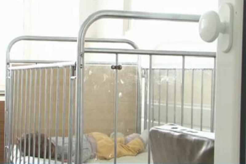 O fetiţă de 11 ani, adoptată, a fost internată de urgență în Spitalul Județean din Baia Mare, cu malnutriţie SEVERĂ