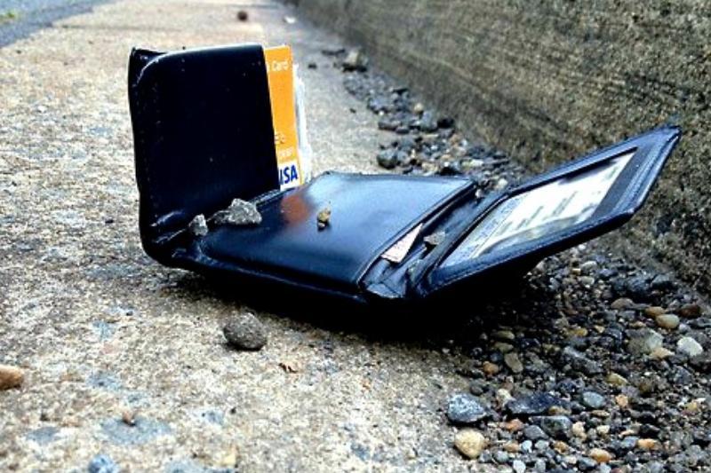 Ce a pățit o tânără din Cluj după ce a găsit un portofel pe stradă. Reacția proprietarului a lăsat-o „MASCĂ”: „Facerea de bine…”