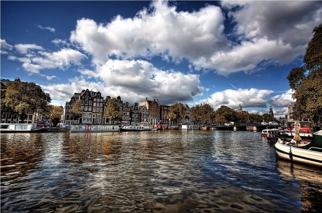 Palatul Regal din Amsterdam a fost vandalizat în culorile Palestinei și mâzgălit cu mesaje anti-Israel