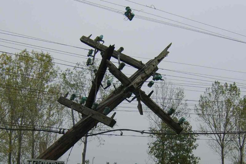 Zăpada şi vântul au lăsat fără energie electrică mai multe judeţe. Sunt afectaţi 52.244 de utilizatori din 189 de localităţi