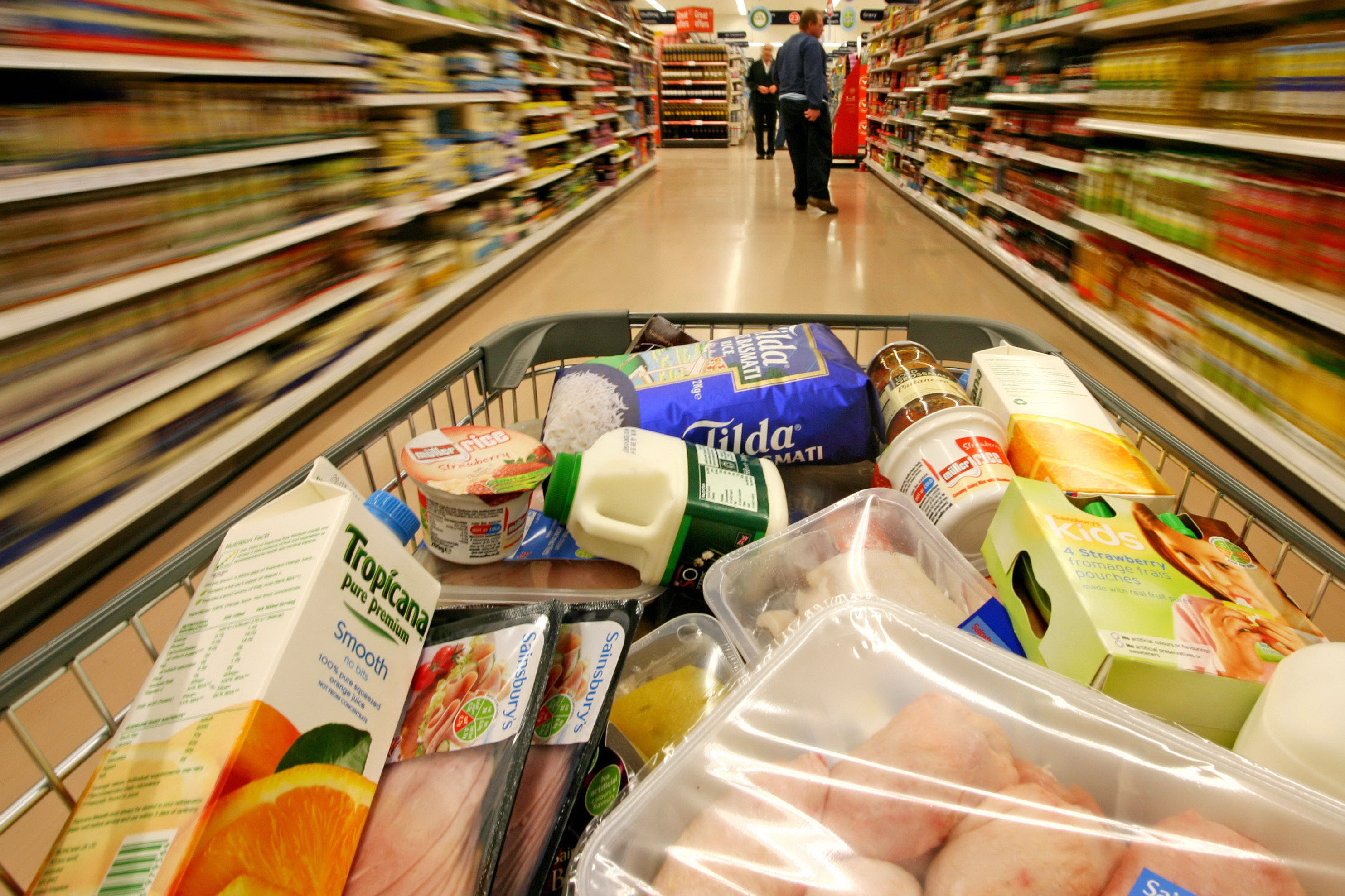 Dezamăgirea unui bărbat după ce a ajutat cu mâncare o adolescentă de 14 ani care cerșea. „Până la urmă şi eu mănânc pate pe pâine”