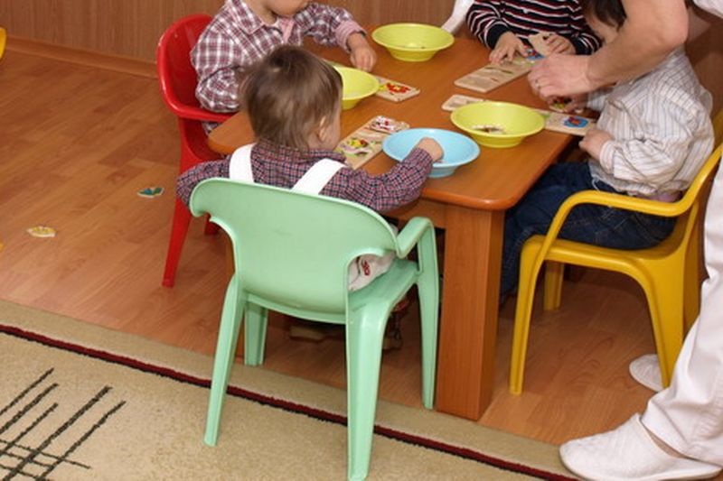 Statul ajută familiile cu tichete de creșă. Ministerul Muncii a indexat valoarea ajutorului de la stat. Cine primește cei 710 lei