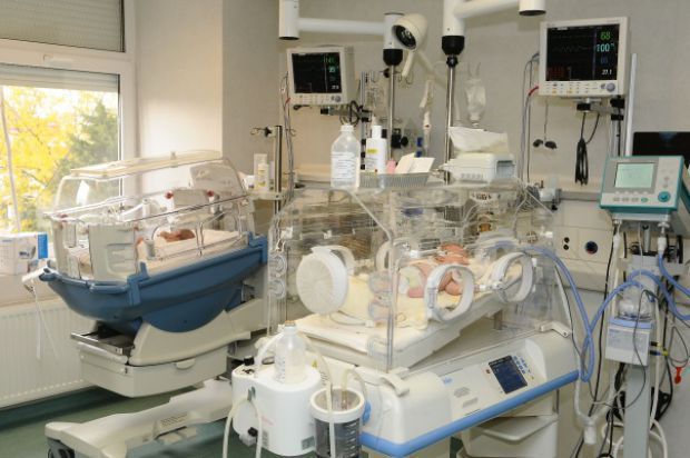 Două fetițe schimbate la naștere și-au cunoscut adevărații părinți după 35 de ani