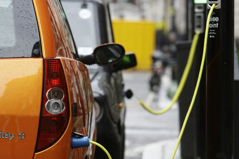 Impozitul auto în 2026 pentru mașinile hibrid. Cât o să plătești în funcție de capacitatea cilindrică