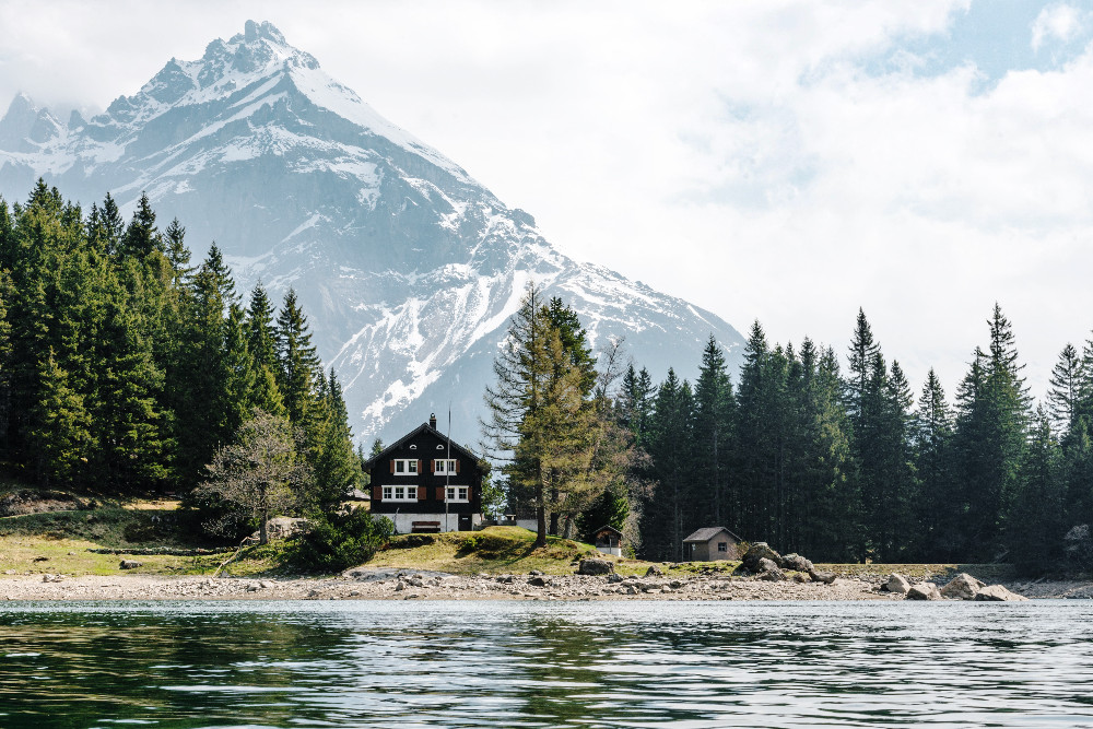 Românul care trăiește cu chirie în Zürich. Diferențele majore dintre Elveția și România: „Trebuie să anunț vecinii”