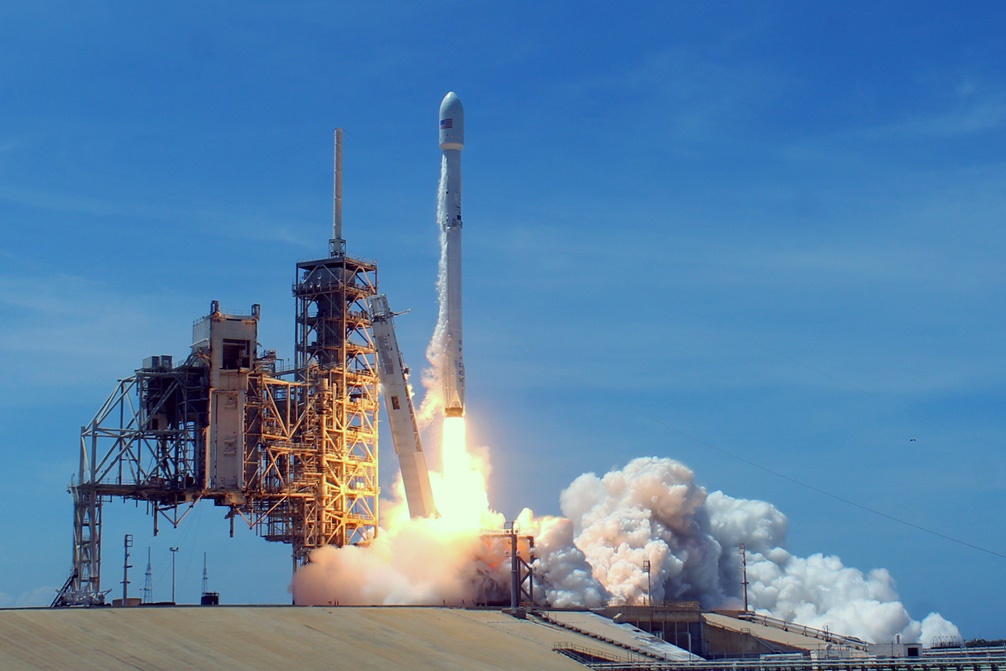 Lovitură pentru Elon Musk: SpaceX ar putea fi eliminată din misiunea pe Lună a NASA