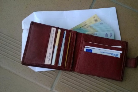 Un polițist din Fetești-Ialomița a găsit un portofel burdușit cu euro lângă o bancă. Ce i-a trecut prin cap…