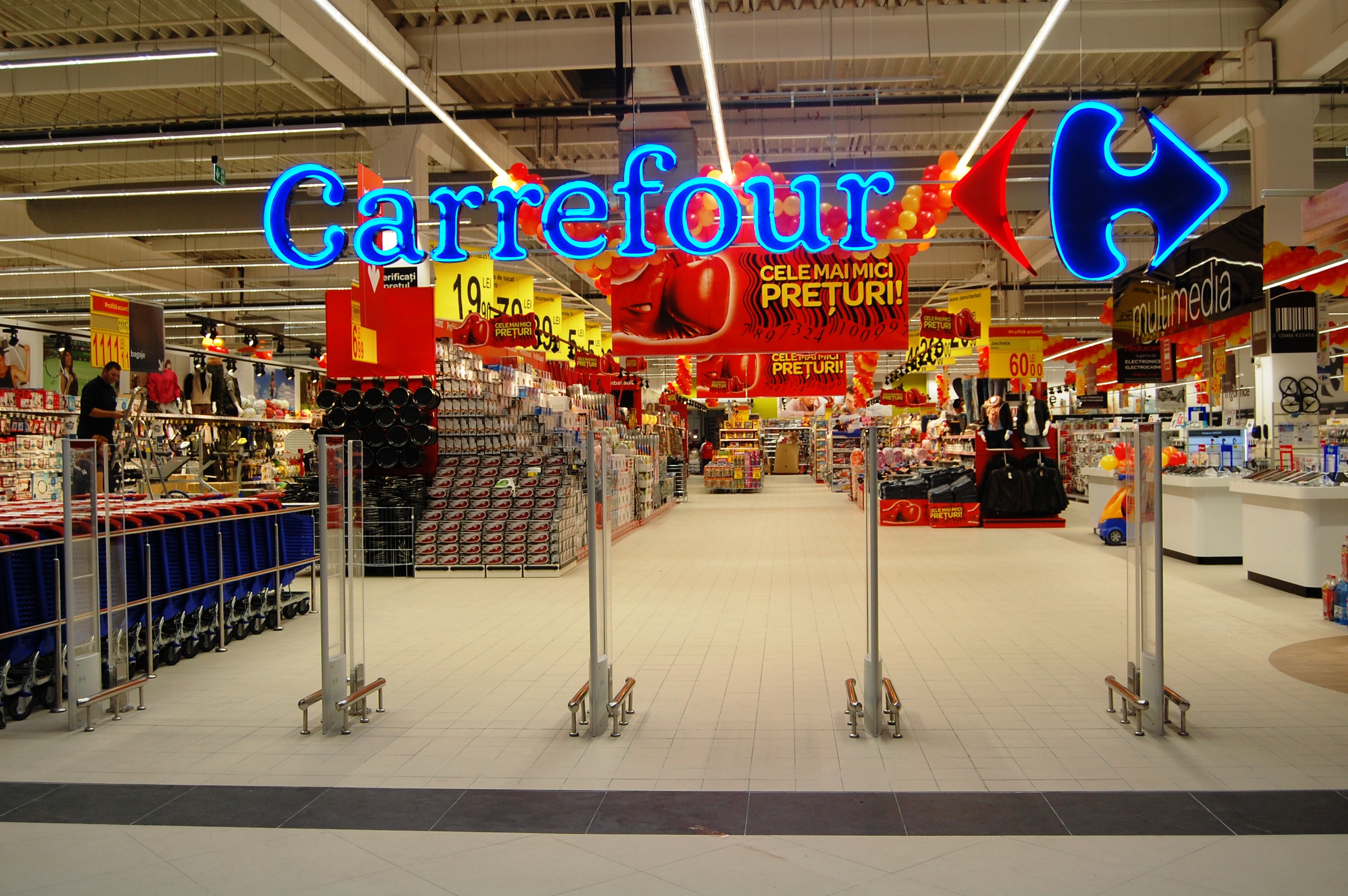 Un bărbat s-a încuiat într-un supermarket Carrefour și și-a umplut patru valize cu telefoane, detergent și carduri Pokemon 