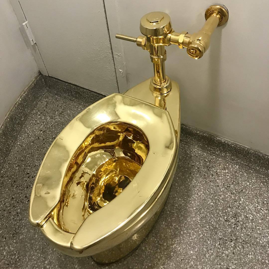 Celebra toaletă din aur a fost vândută pentru 12,1 milioane de dolari. Este o replică a operei de artă a lui Cattelan