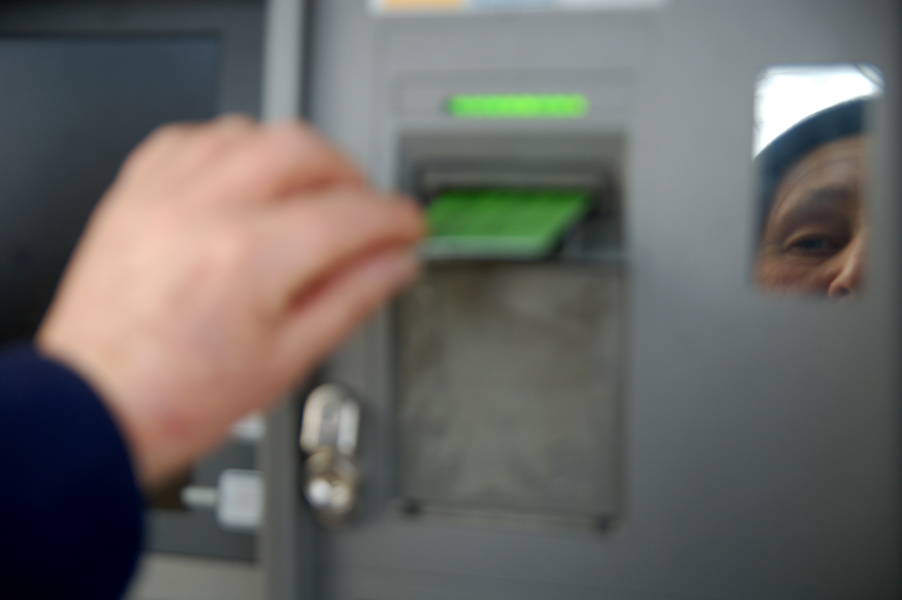 La Botoșani, o persoană a scos 15.000 de lei dintr-un bancomat și a uitat banii pe aparat