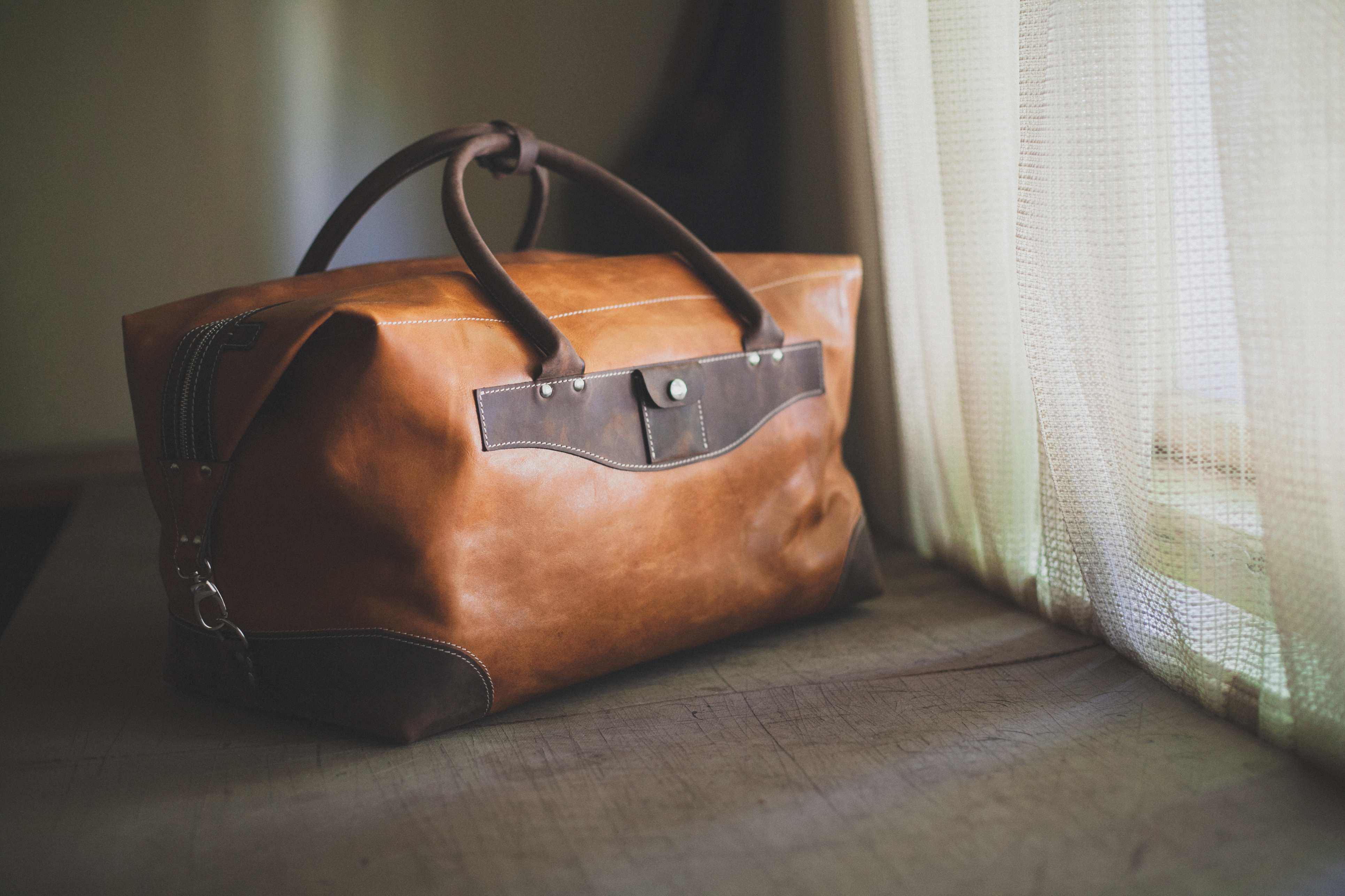 O femeie a descoperit o adevărată comoară într-o geantă cumpărată de la un second-hand. Ce a găsit femeia înăuntru