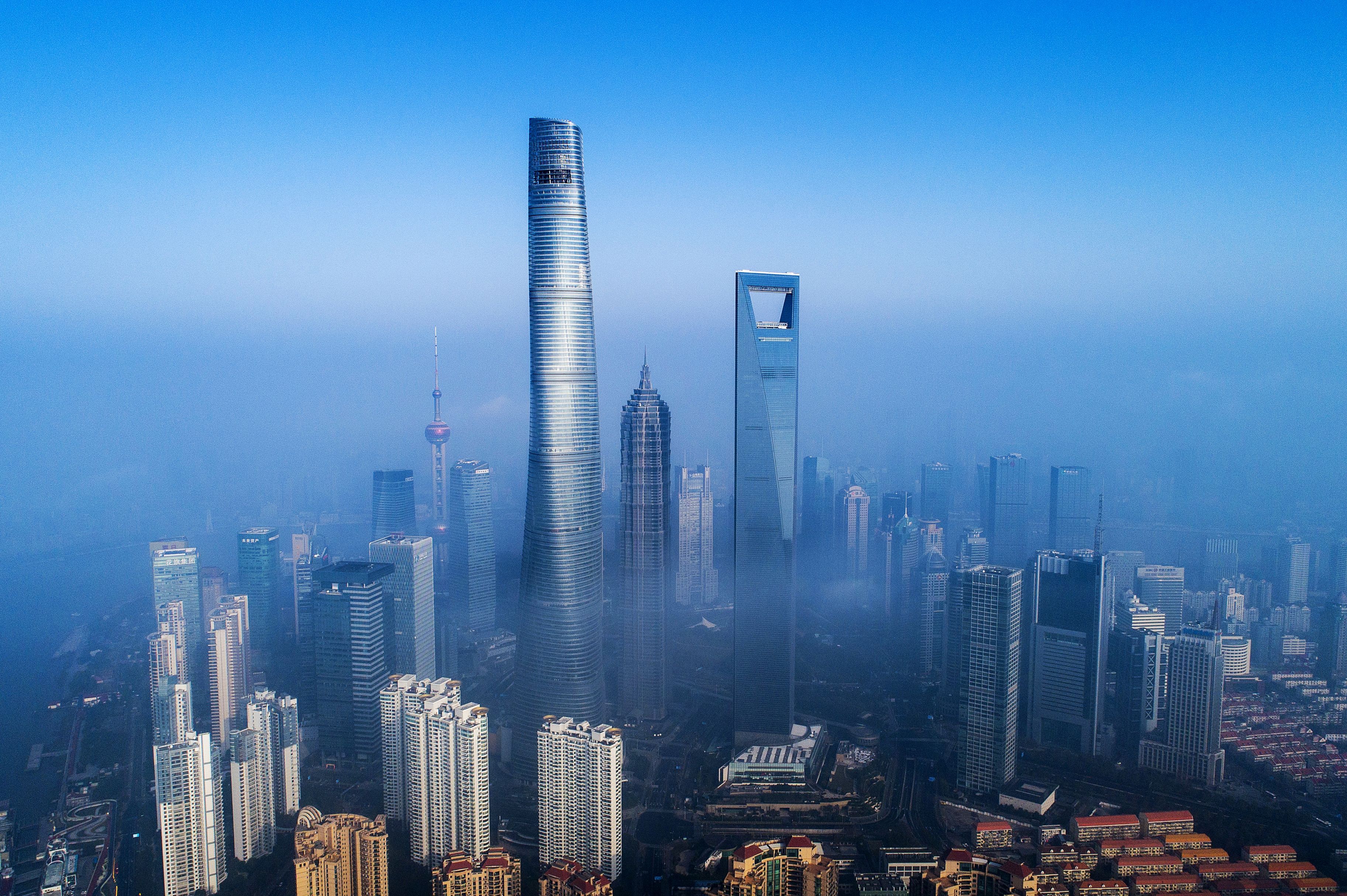 Cea mai înaltă clădire din lume, aproape gata. După 18 ani de așteptare, zgârie-norul din China va fi inaugurat