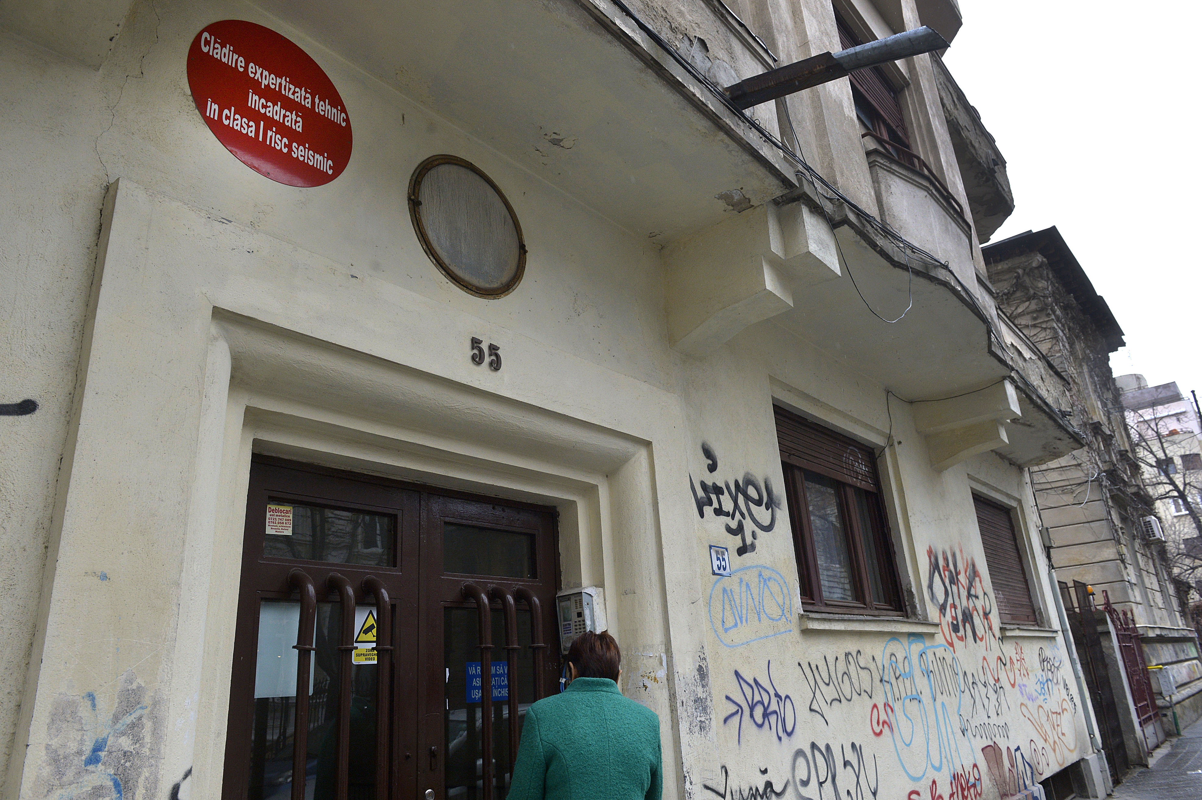 Românii care locuiesc în clădiri cu risc seismic ar putea fi obligați să le consolideze singuri. Pot fi chiar și amendați, dacă întârzie lucrările