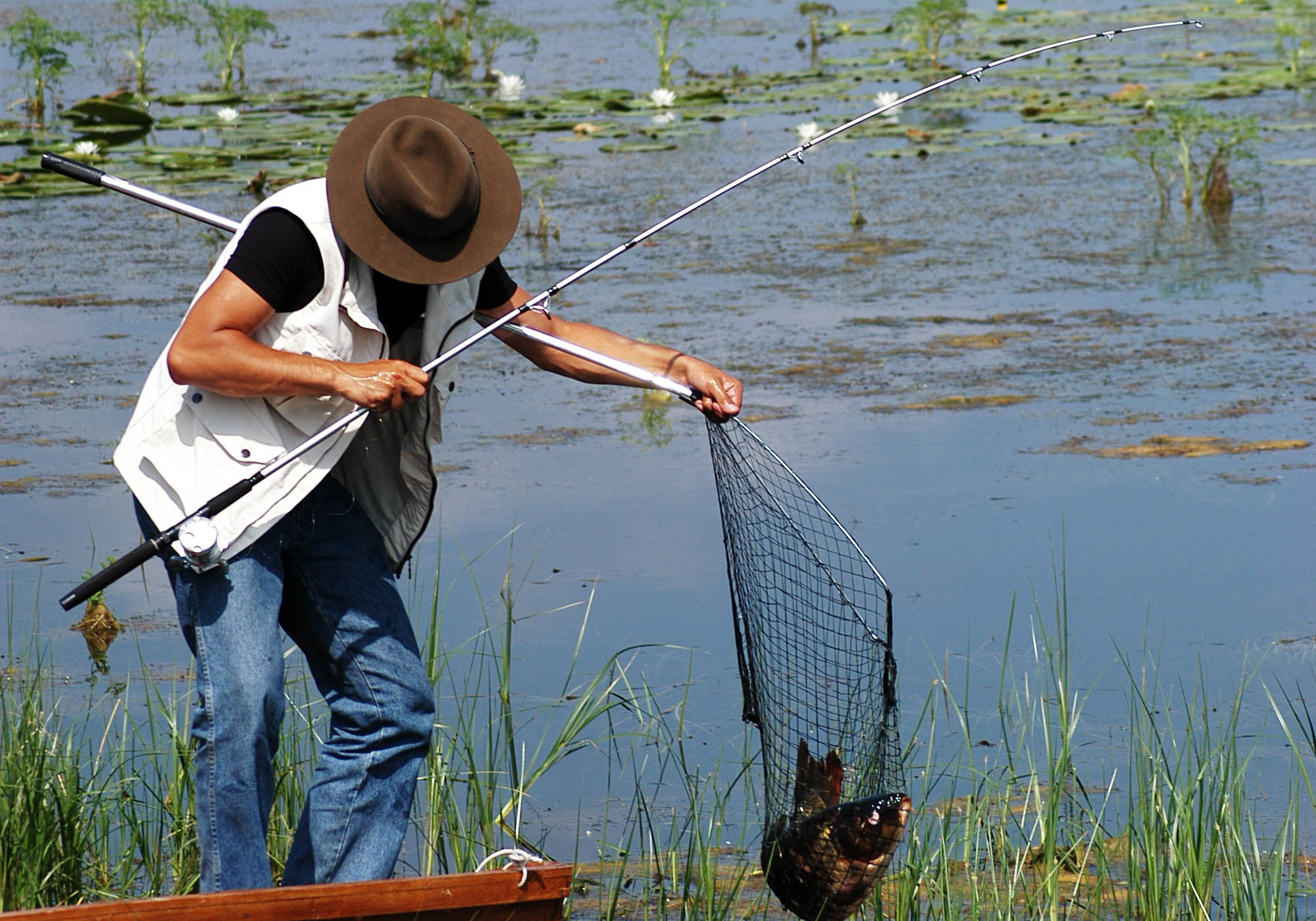 Polițist aflat în timpul liber, amenințat cu un cuțit pe Lacul Snagov. Atacatorul este un bărbat care pescuia ilegal