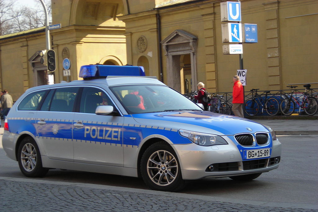 Român, arestat în Germania, după ce a bătut cu bestialitate două tinere care se sărutau într-un tramvai. Acuzații de vătămare corporală gravă