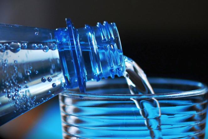 Apă de la chiuvetă, apă la pet, apă filtrată. Care este alegerea corectă