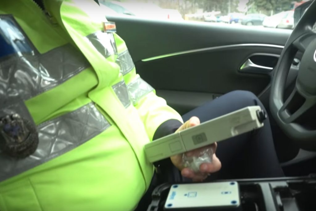 Șoferiță amendată de polițiști, fiind acuzată că ar fi condus sub influența DROGURILOR. Ce făcuse, de fapt, femeia