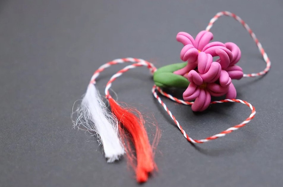 Tradiții și obiceiuri de Mărțișor. De ce nu este bine să îl arunci la gunoi