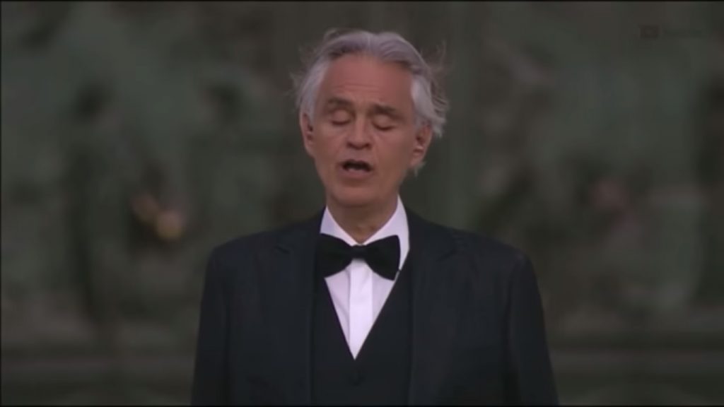 Tenorul Andrea Bocelli, intrare spectaculoasă la Festivalul de la Sanremo. Celebrul artist a surprins audiența cu apariția sa