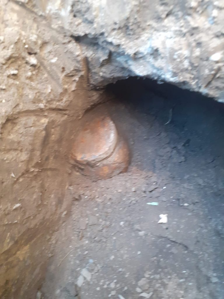 Cum a reacționat un botoșănean, după ce a descoperit un PROIECTIL în fața casei sale. Bărbatul săpa o groapă pentru a planta un copac