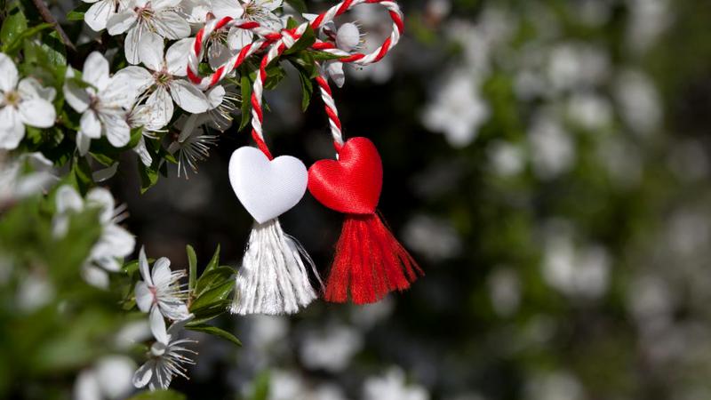 Ce semnifică șnurul alb-roșu al Mărțișorului. Legenda Babei Dochia și a lânii