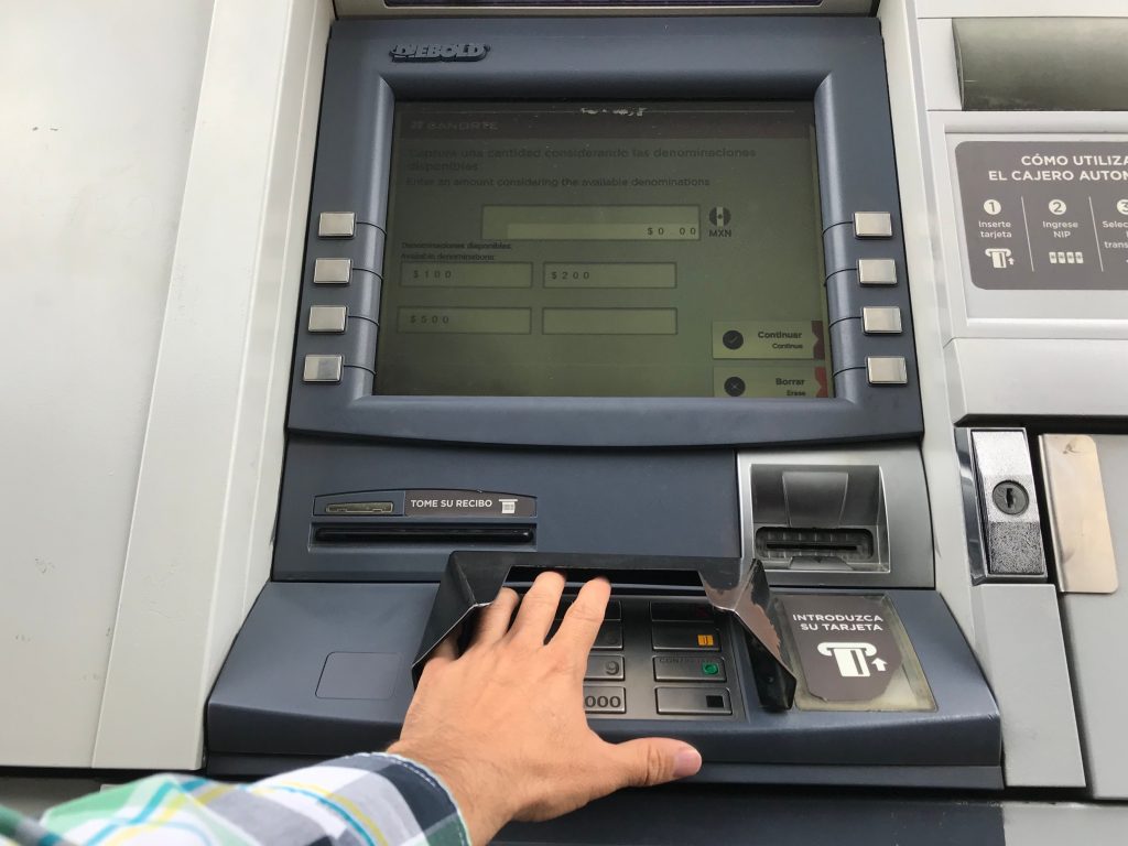 O importantă bancă își SUSPENDĂ serviciile, în perioada următoare. Clienții mai pot retrage bani până pe 9 octombrie!