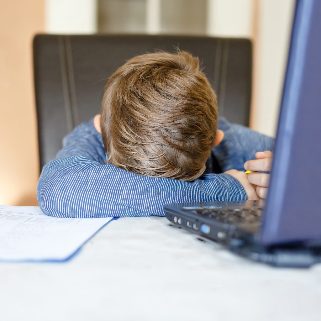 Touche! O profesoară s-a plâns că un prichindel i s-a băgat sub fustă cu o foaie de hârtie