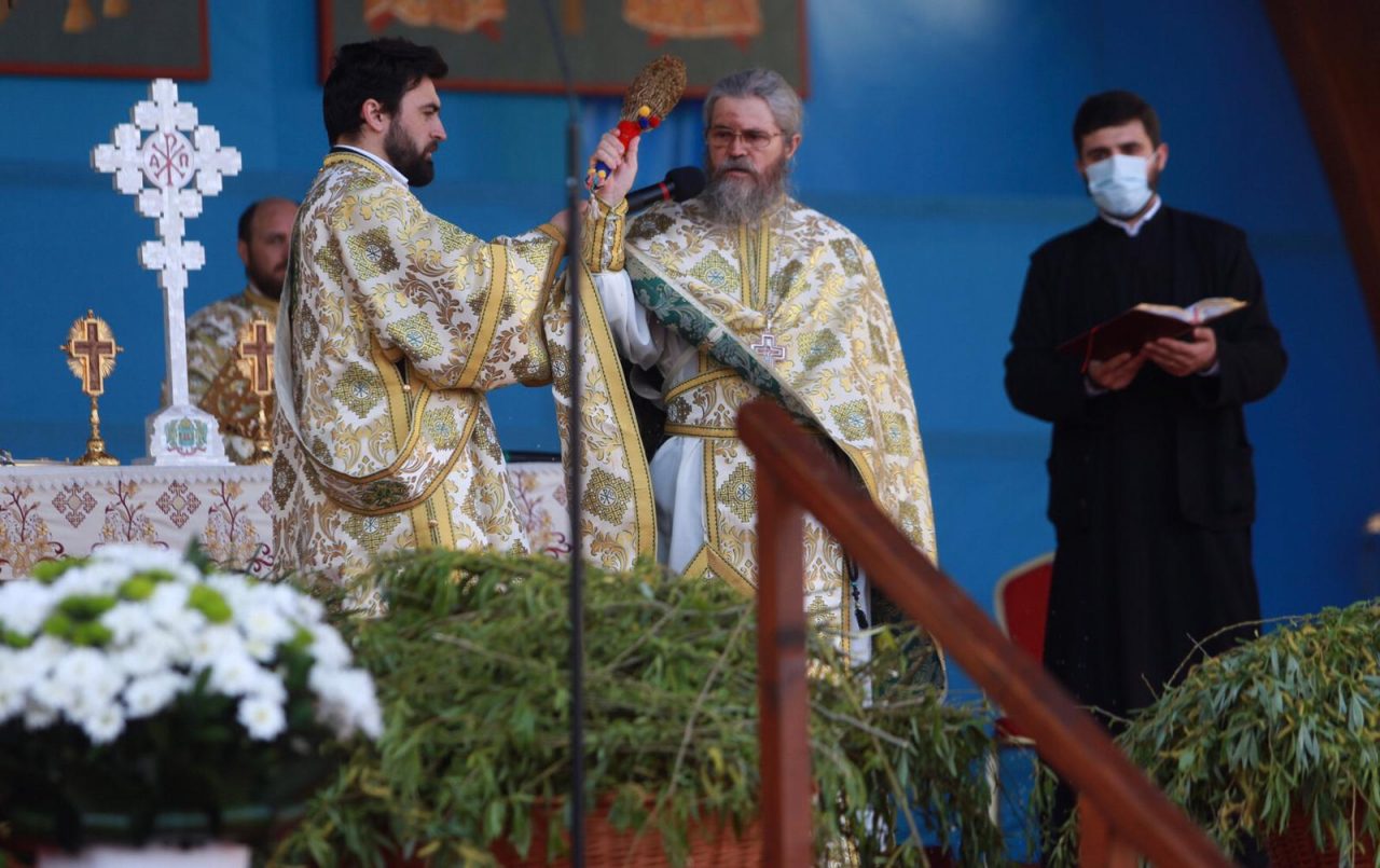 Cine sunt sărbătoriții zilei de 31 octombrie 2025, în calendarul ORTODOX, greco-catolic și romano-catolic. Tinerii petrec azi Halloween-ul