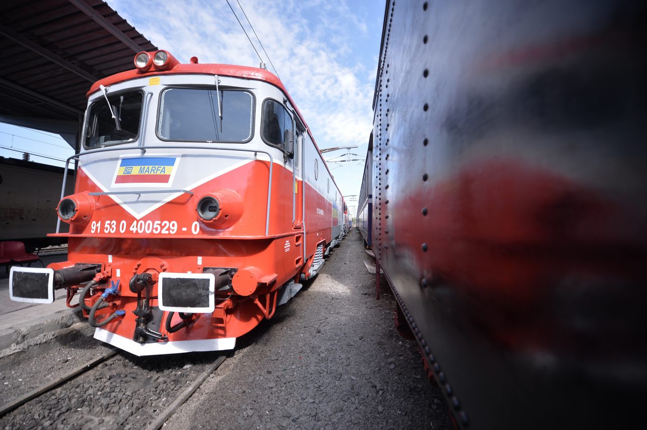 JAF la CFR Marfă. Scandal uriaș, după ce mai mulți angajați sunt suspectați că ar fi furat motorină și piese de locomotive / Valoarea prejudiciului