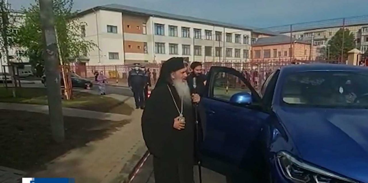 Cu binecuvântarea lui Moș Crăciun, ÎPS Teodosie a fost regalat cu un Mercedes. Câte rate vor plăti enoriașii tomitani pentru cadou