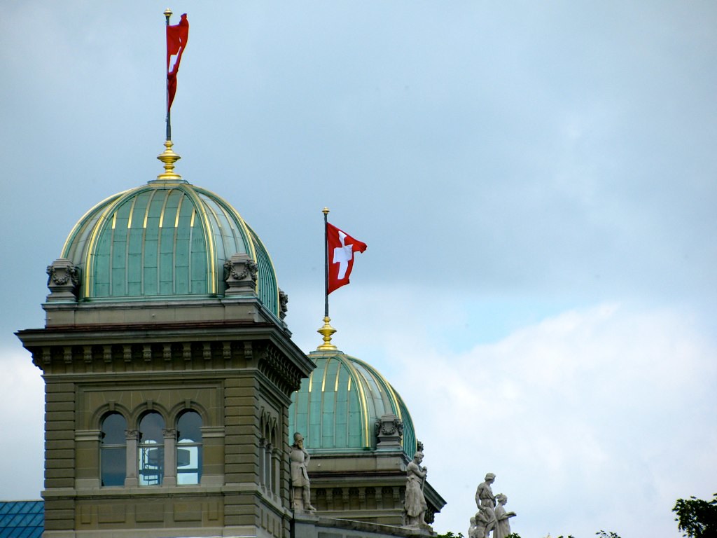 Discrepanță enormă într-o țară din Europa. Directorii de bancă vor avea salariile mai mici decât ale profesorilor de școală generală