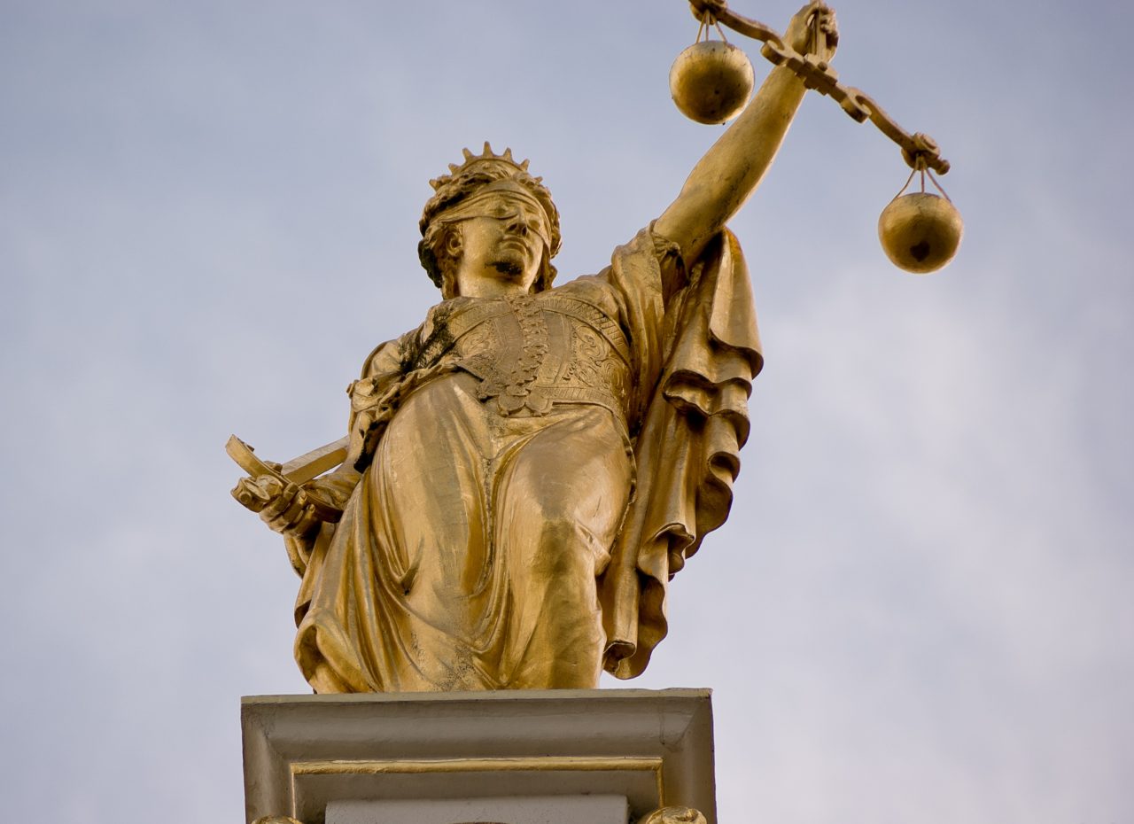 „Duelul” filosofilor ieșeni: Jigniri de la disputa pentru ocuparea unei funcții academice. „Costul” împăcării: 1 leu și scuze publice