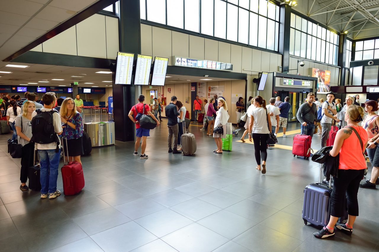 Ce a făcut un angajat de la curățenie pe Aeroportul Fiumicino, după ce a găsit o geantă cu 10.000 de euro. „Nu văzusem în viața mea atâția bani”