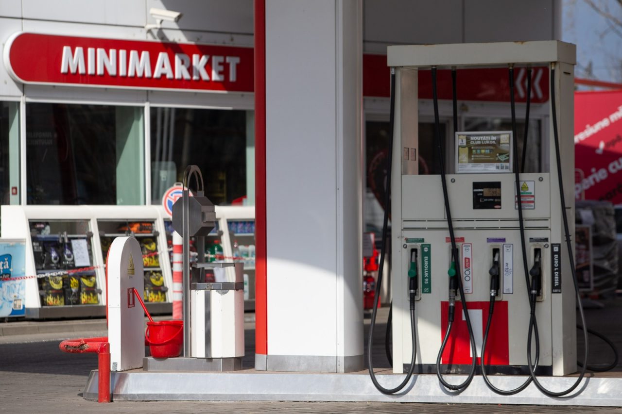 Prețul carburanților CREȘTE fără oprire. Au fost înregistrate trei creșteri la pompă, doar în ultima săptămână