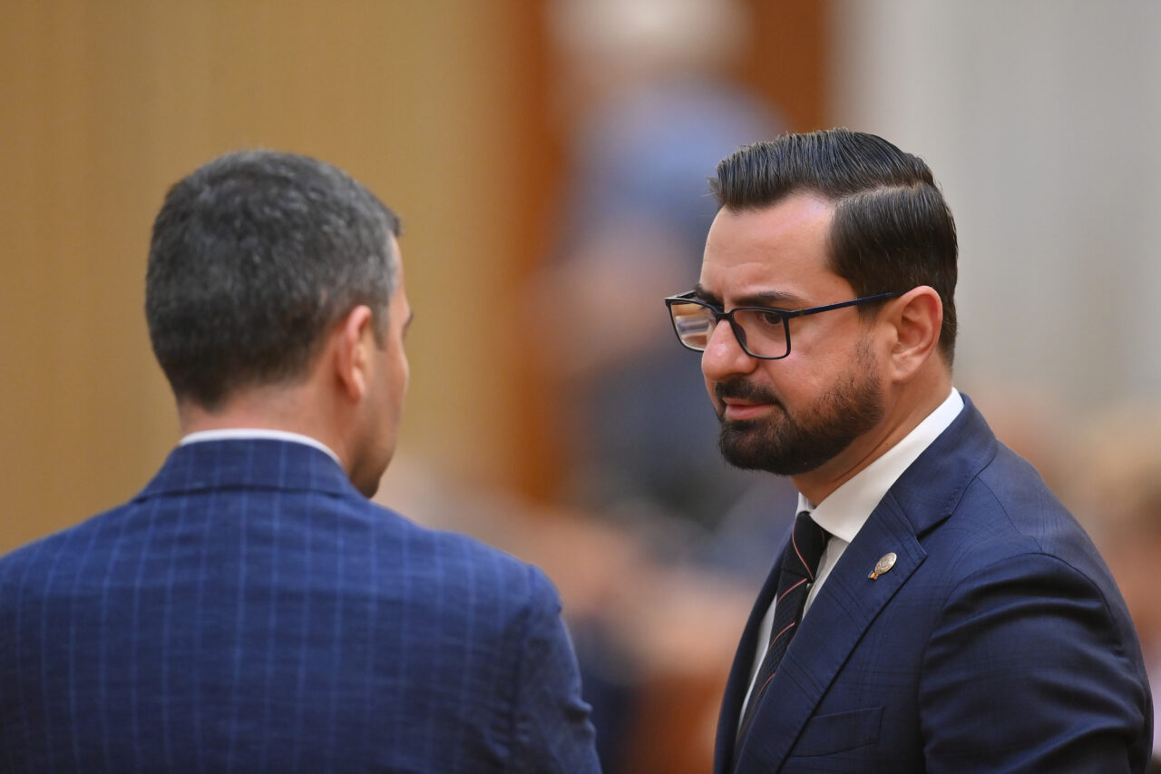 Înalta Curte amână pentru a patra oară pronunţarea în dosarul fostului ministru al Agriculturii, Adrian Chesnoiu