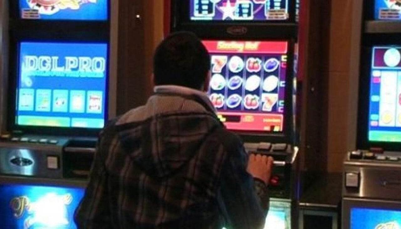 Orașul din România în care primarul vrea să interzică sălile de jocuri de noroc. „Cât costă viețile copiilor distruse de păcănele?”