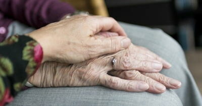 O pacientă în vârstă de 100 de ani a fost adusă la UPU Iași de fiica ei de 80 de ani