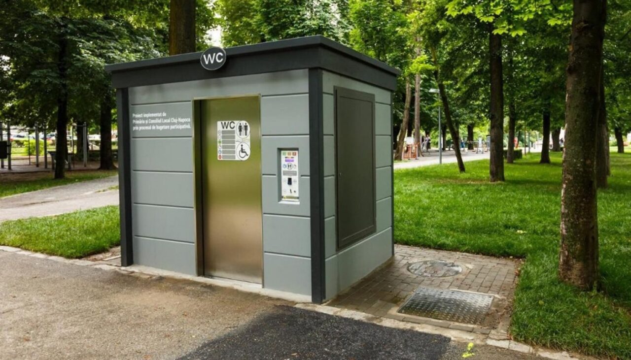 Primăria unui mic oraș din România a cumpărat o TOALETĂ publică la preț de apartament. Localnicii sunt revoltați