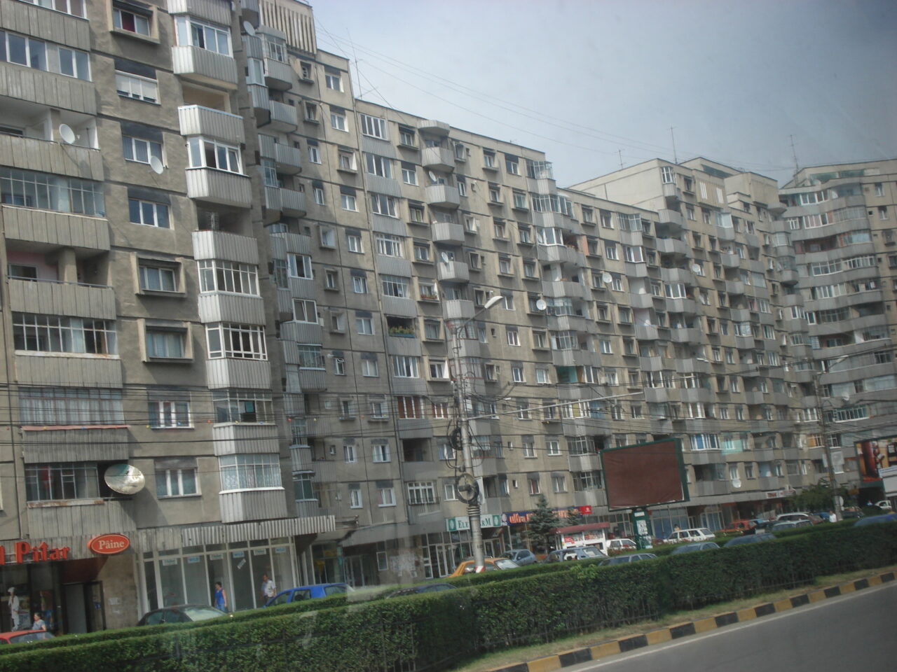 Între ce ore este interzis să faci gălăgie, indiferent dacă locuiești la bloc sau la curte. AMENZI drastice pentru cine tulbură liniștea