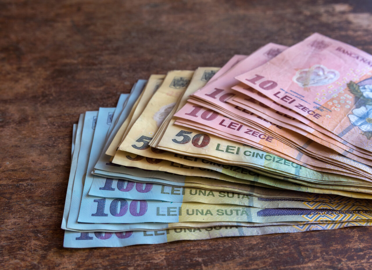 Românii scot tot mai mulți bani din buzunare pentru a trăi. Costurile unei familii în 2025 s-au mărit