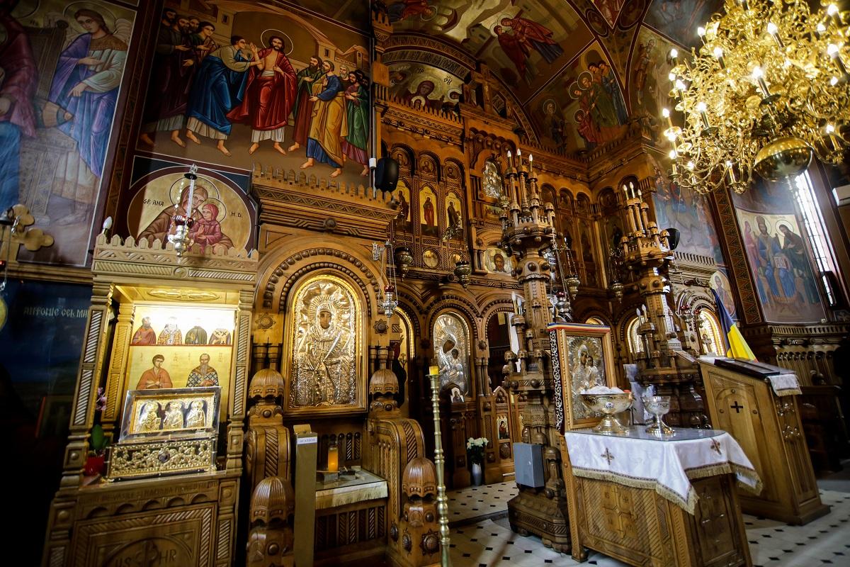 Zi cu cruce roșie în calendarul ortodox, pe 30 ianuarie 2026. Ce sărbătoresc credincioșii în această zi și ce se dă de pomană