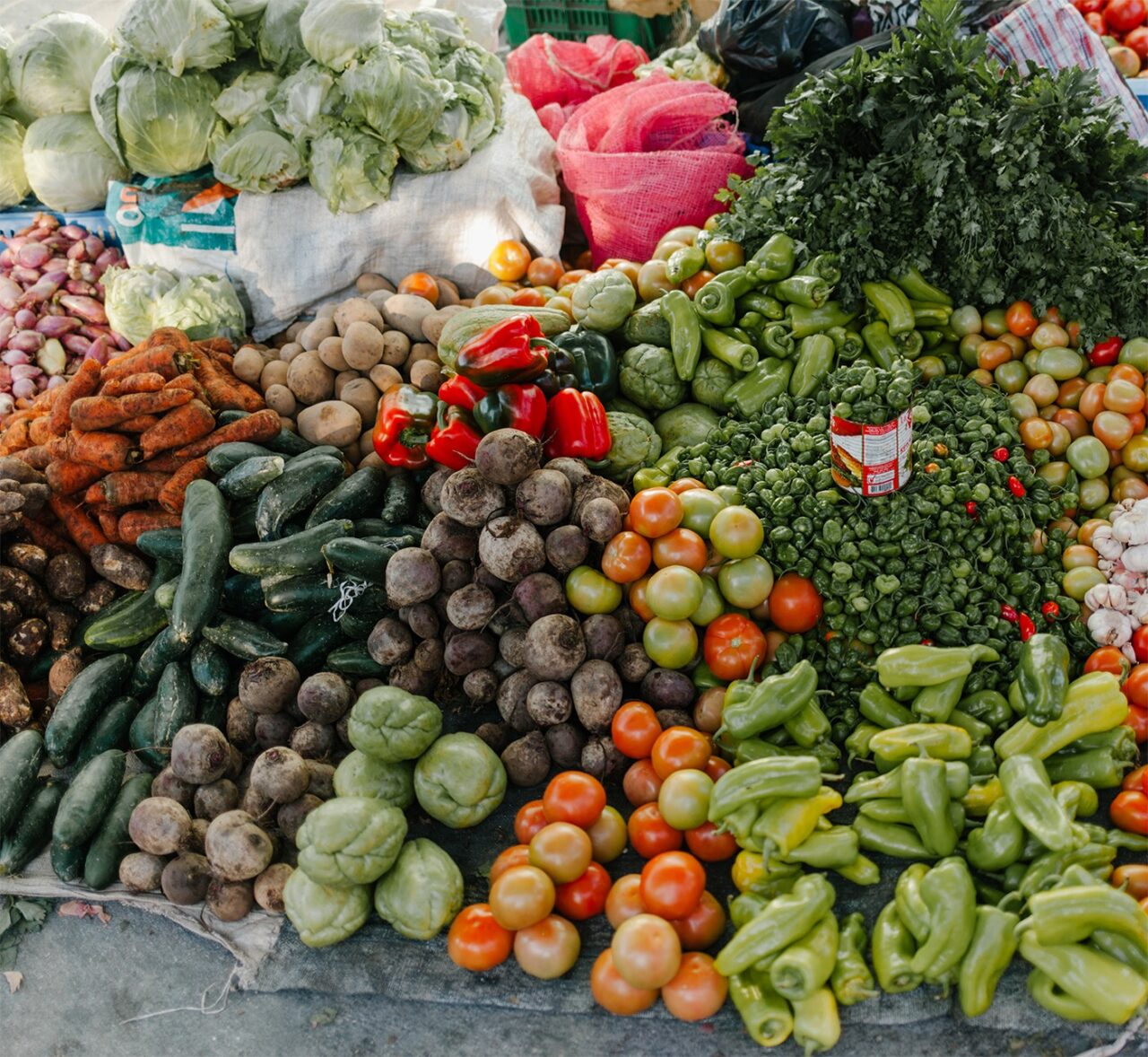 Postul Crăciunului vine cu cheltuieli mai mari pentru români. Prețul legumelor din piață a explodat