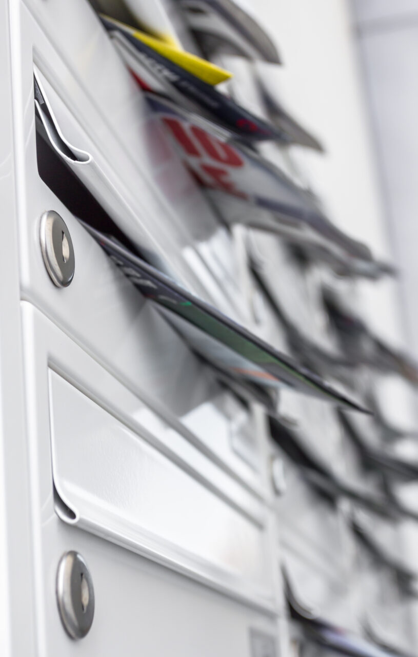 Noua escrocherie prin care hoții află dacă ești plecat de acasă mai mult timp. Cum funcționează metoda „foaia albă” din cutia poștală