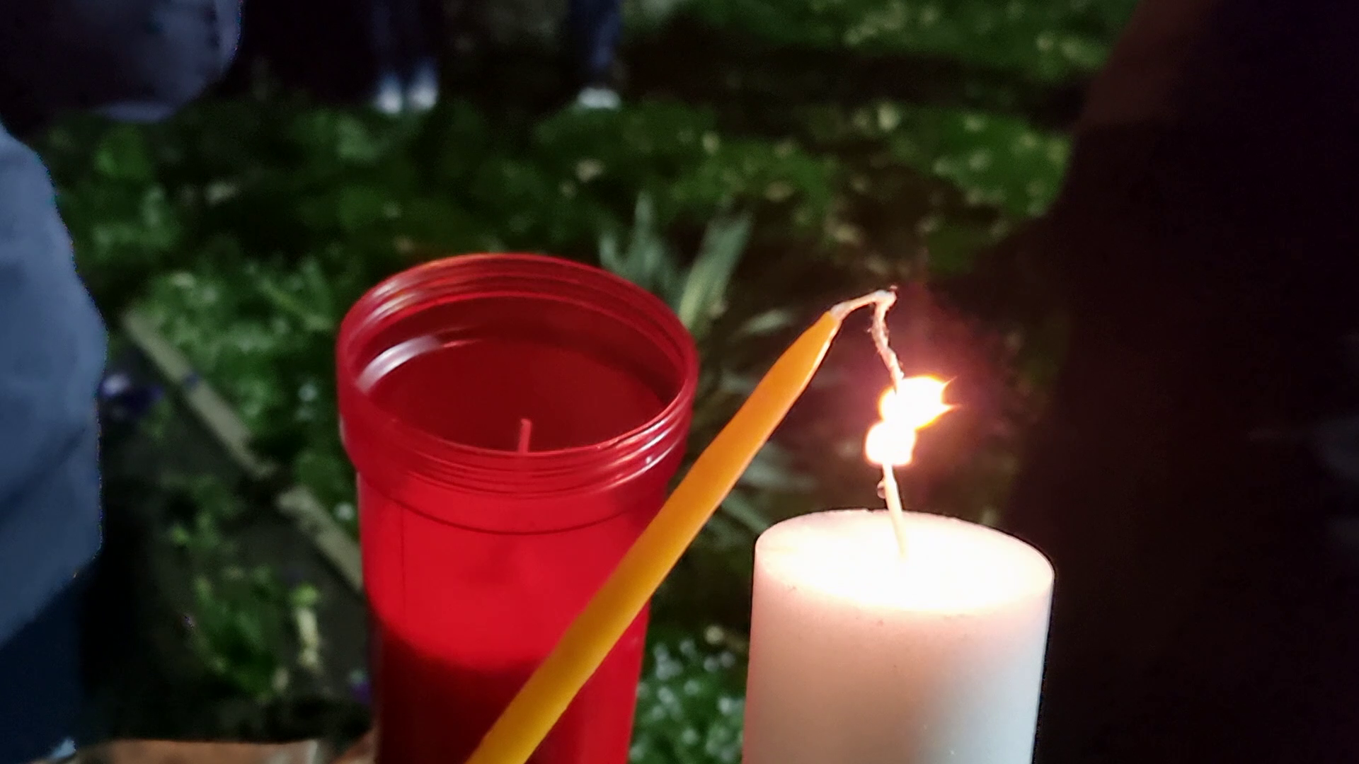 Credincioșii iau Lumină, în noaptea de Înviere, la Mănăstirea Ghighiu