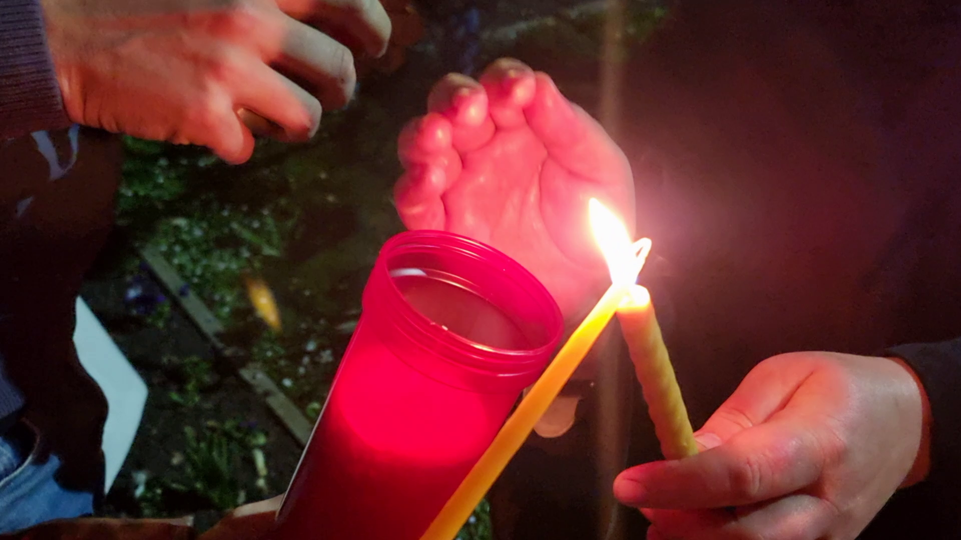 Credincioșii iau Lumină, în noaptea de Înviere, la Mănăstirea Ghighiu