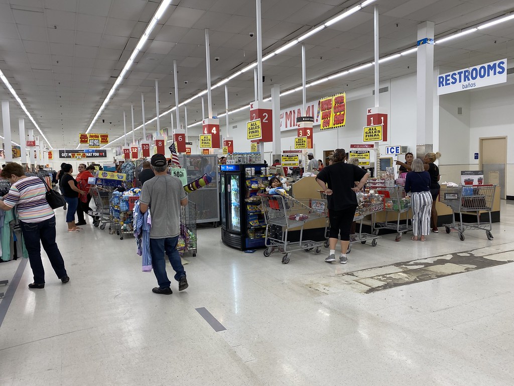 Vânzătoarea care caută o clientă pentru a îi restituii banii plătiți în plus. „Doamna care a cumpărat cratița cu capac, vă rog reveniți”