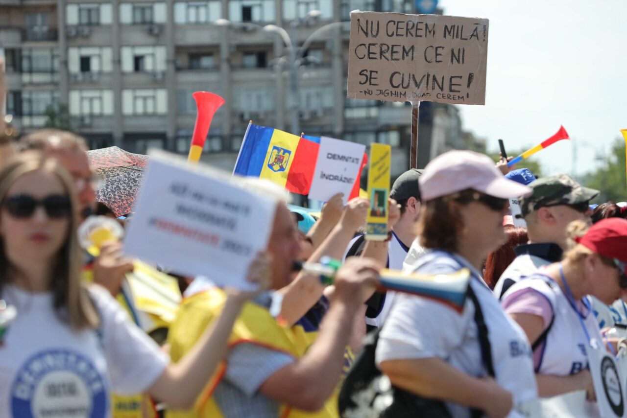 Profesorii și studenții protestează în fața Guvernului împotriva Legii Bolojan din Educație