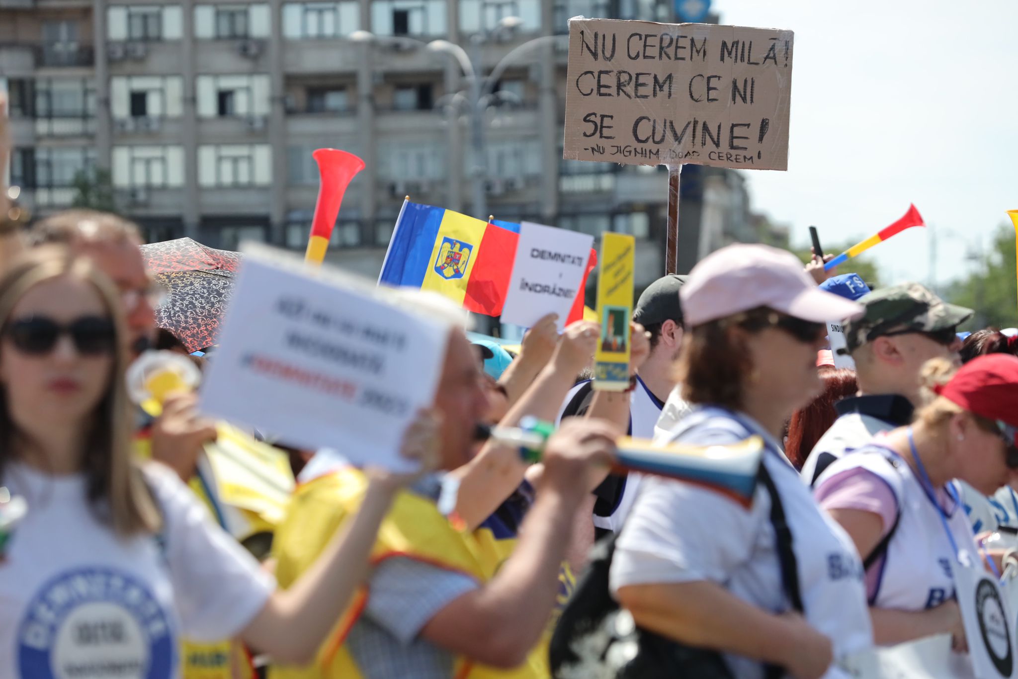 Profesorii și studenții protestează în fața Guvernului