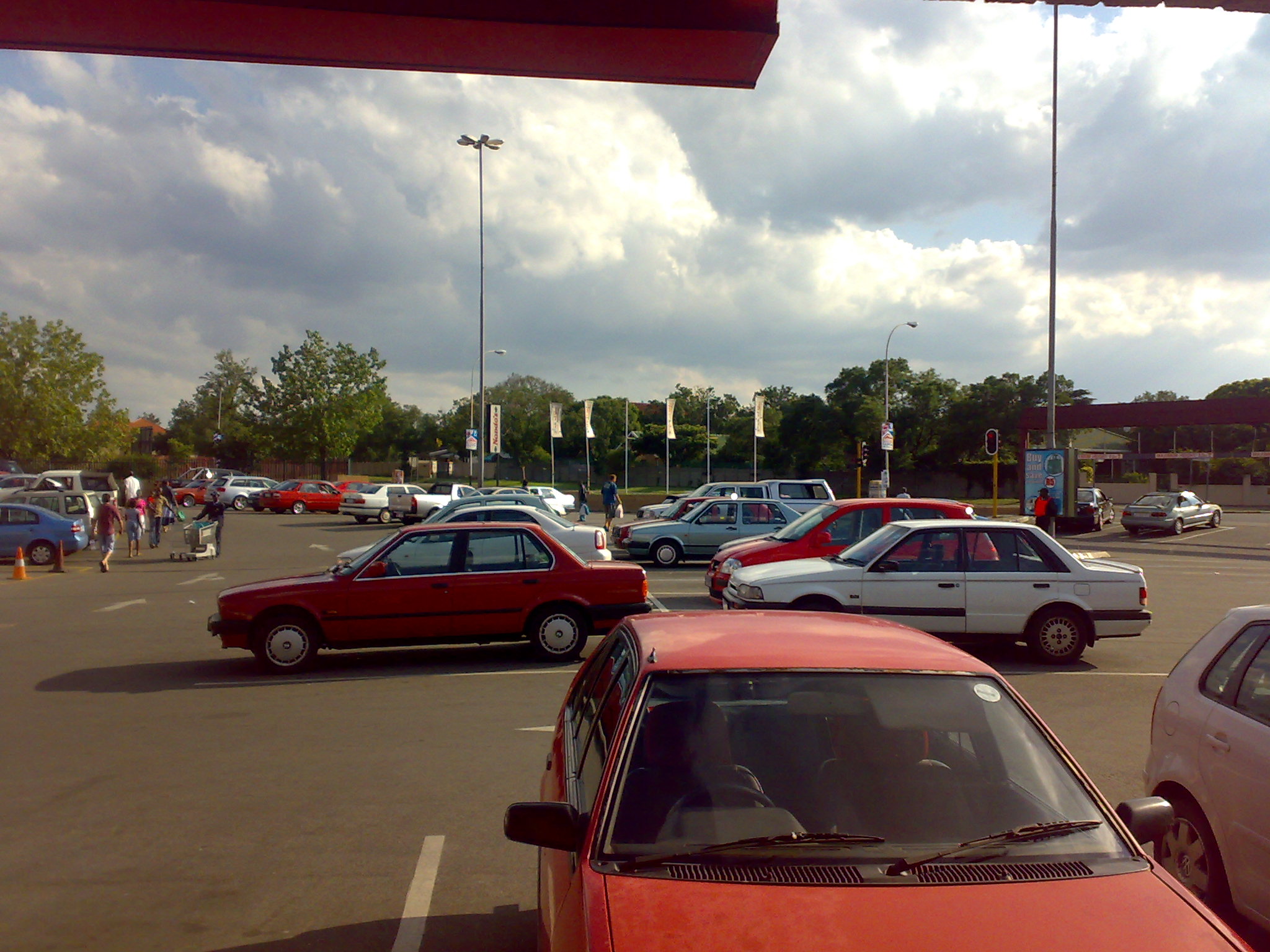 Atenție, șoferi! Ce riscați dacă vă lăsați mașina în parcarea supermarketului mai mult de două ore